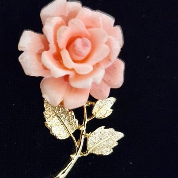 Vintage Pink Lucite Rose Brooch 1 - Picture 1 of 3